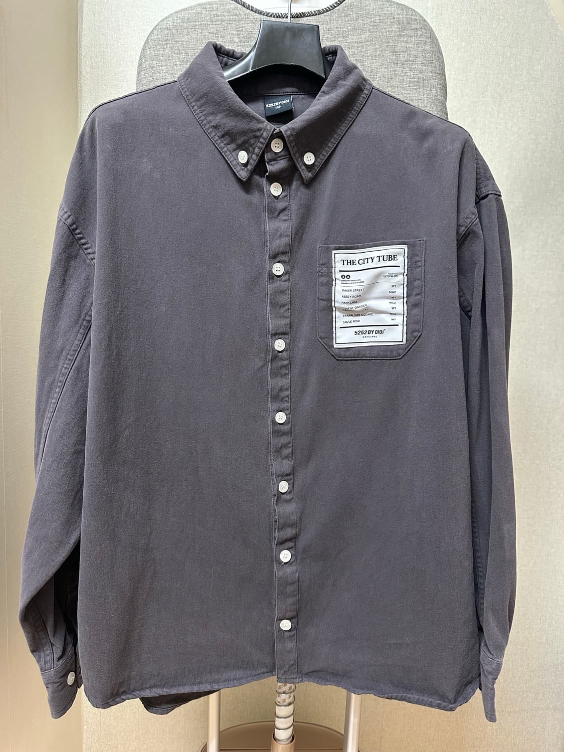 oioi 셔츠TAG LABEL PEACH SHIRTS [CHARCOAL] 상품이미지6