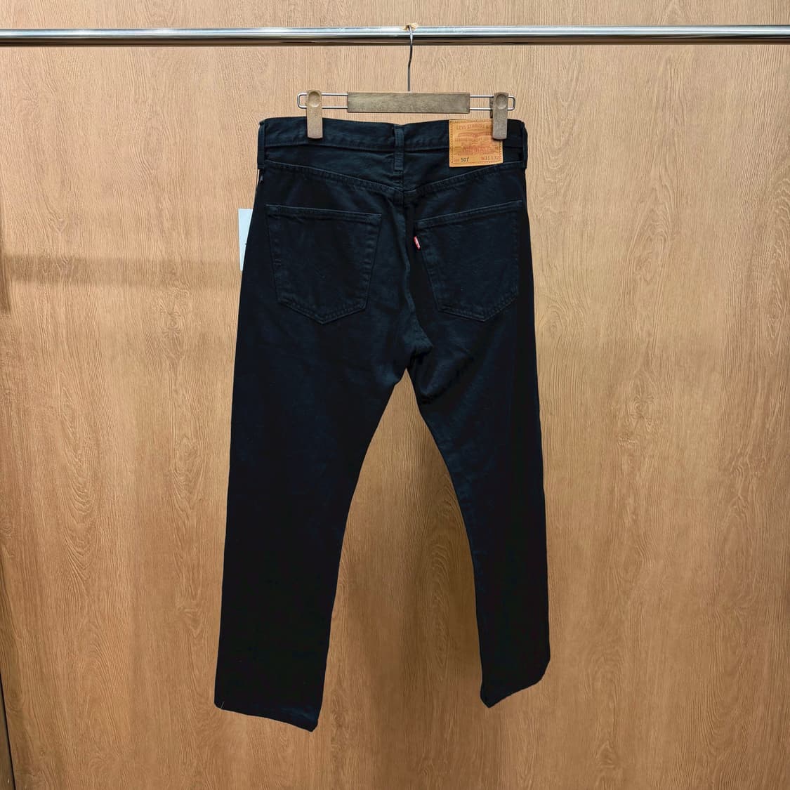 리바이스 프리미엄 501 데님 팬츠 배색 스터드 실버 버튼 디테일 블랙 상품이미지3