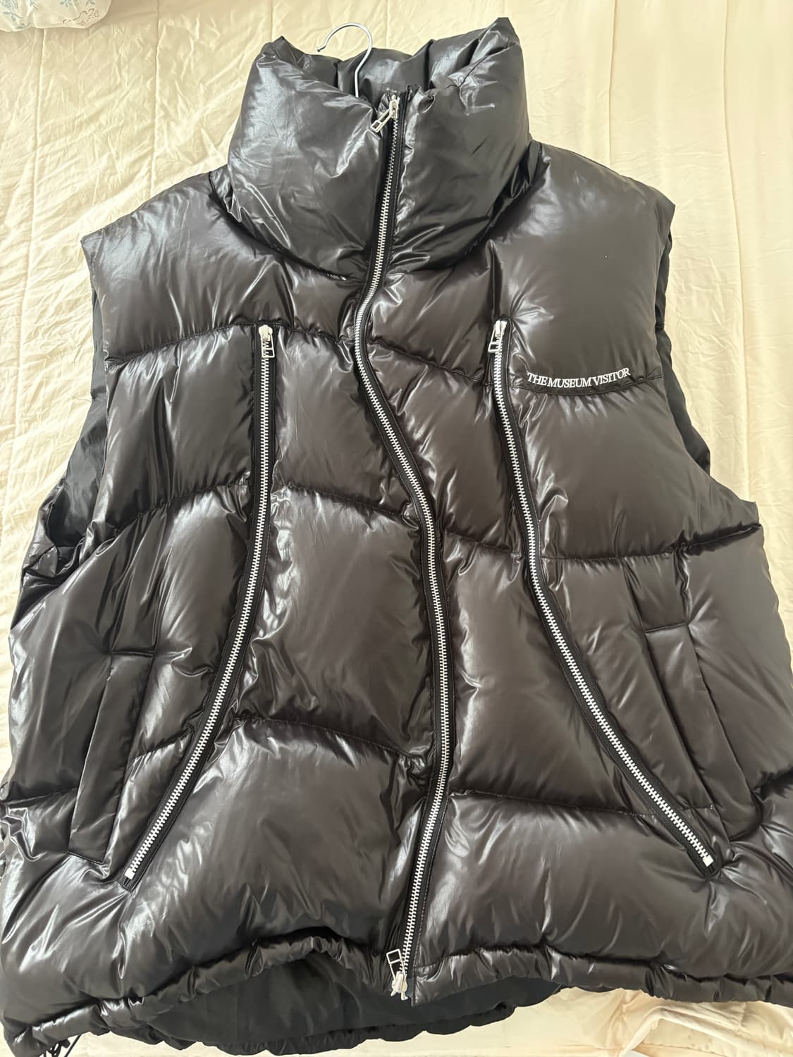 더뮤지엄비지터 블랙 패딩 베스트 상품이미지1