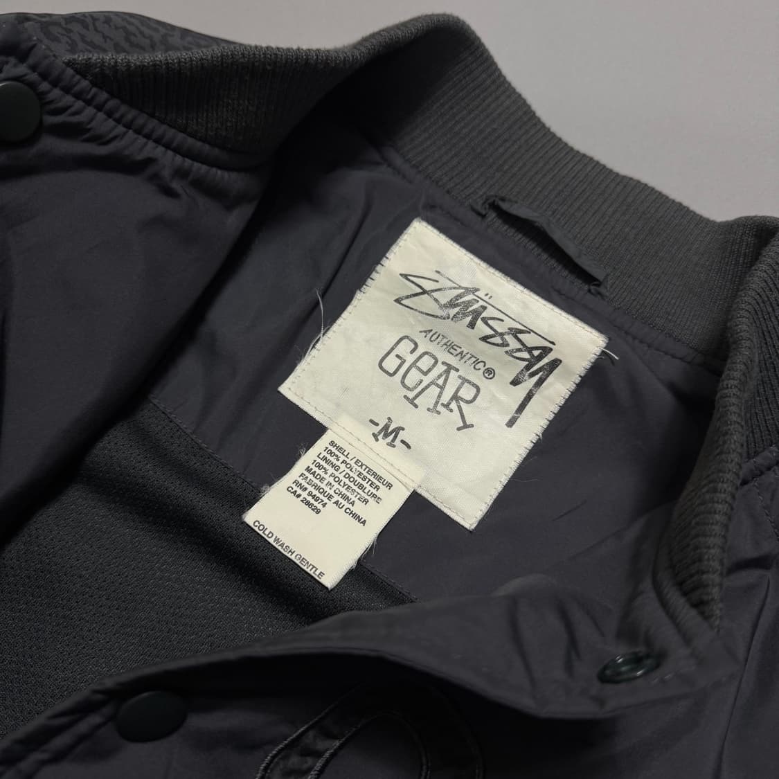 스투시(STUSSY) 차콜컬러 아치 패치로고 레오파드 슬리브 봄버 자켓 상품이미지3
