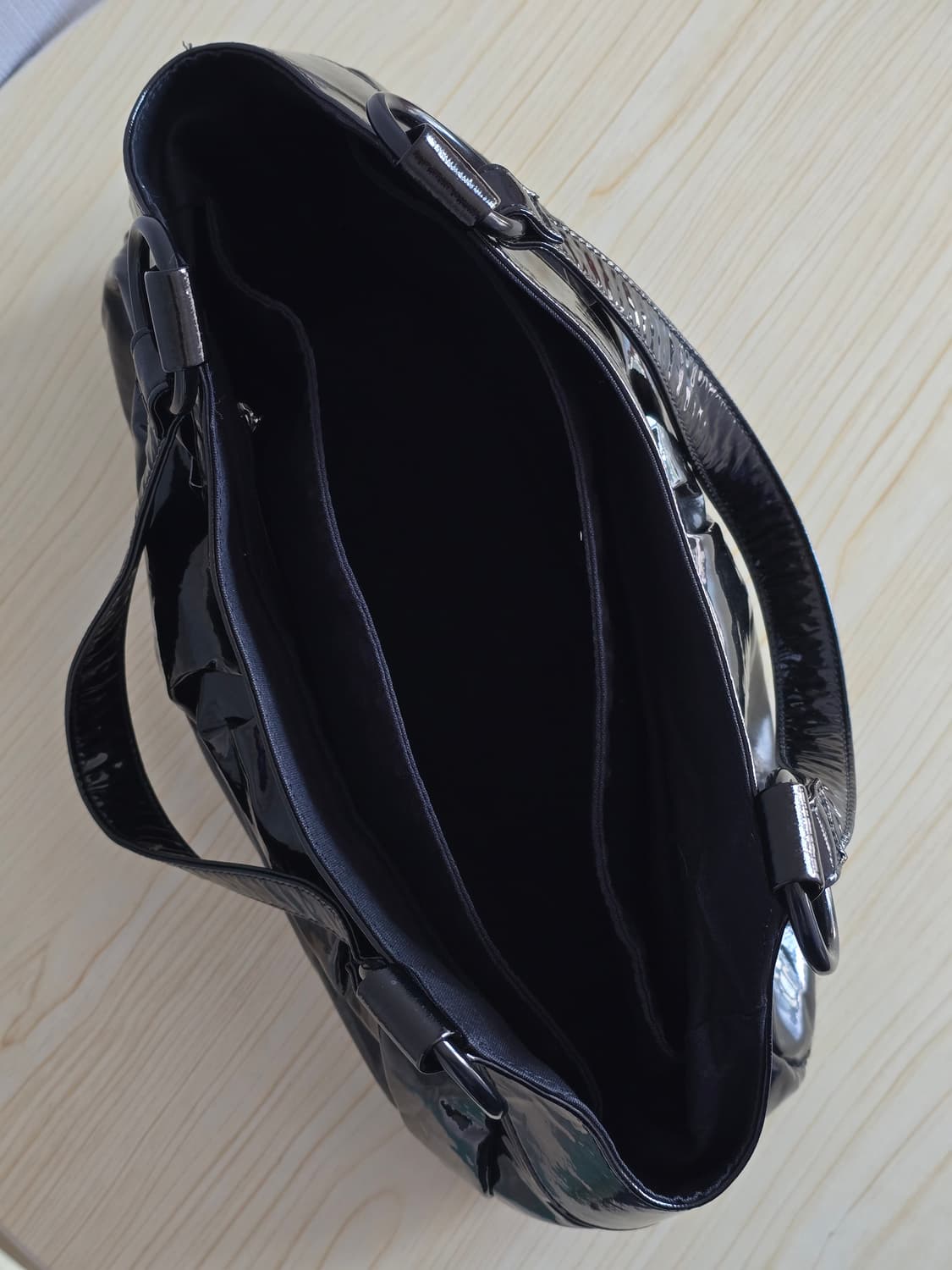 Agnes B 아네스베 블랙 에나멜 토트백 상품이미지4