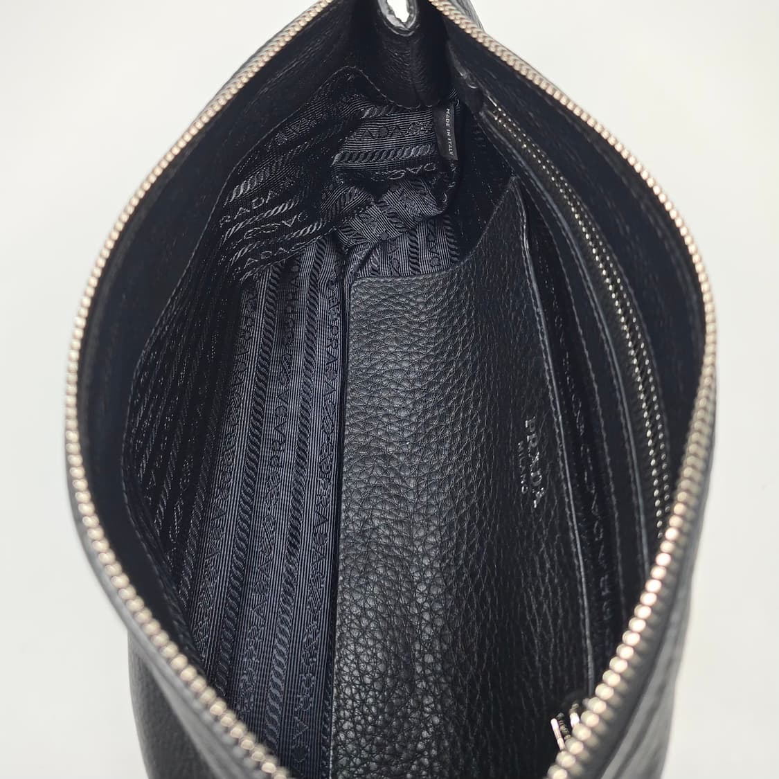 프라다 비텔로 다이노 은장 트라이앵글 클러치 크로스백 상품이미지9