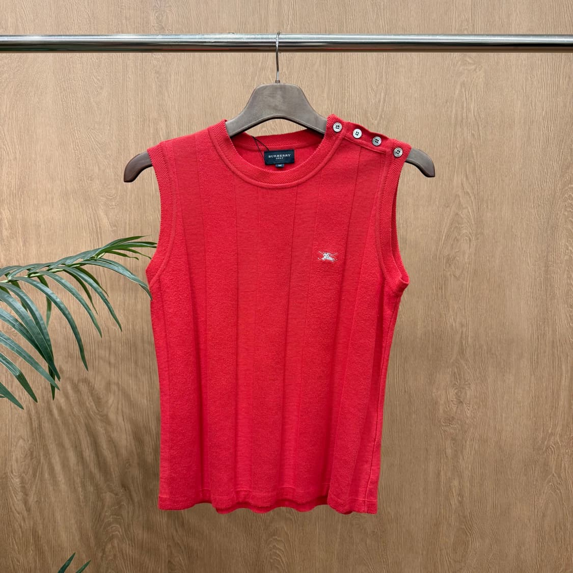 버버리 골프 슬리브리스 민소매 니트 4버튼 디테일 슬림핏 레드 상품이미지1