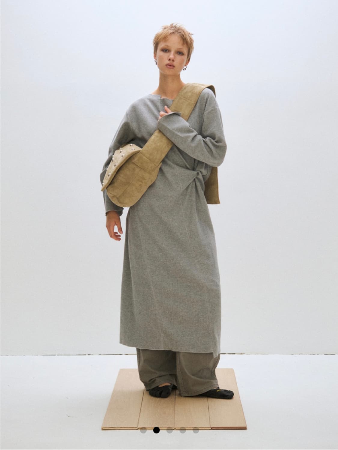 플리즈프로젝트 스터드 스웨이드 메신저백 샌드 상품이미지2