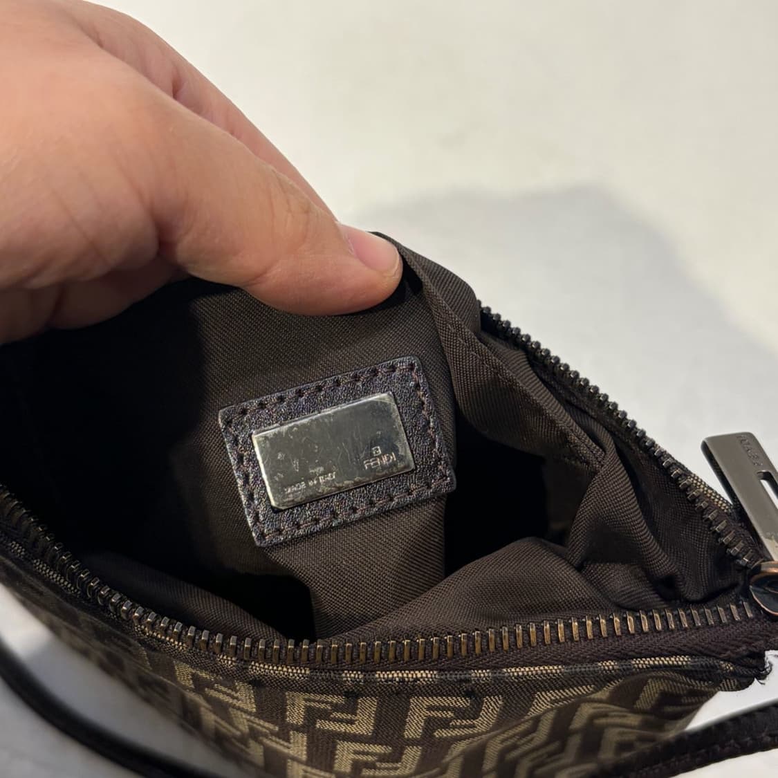 펜디 FF 로고 미니 크로스백 주카 가방 상품이미지9