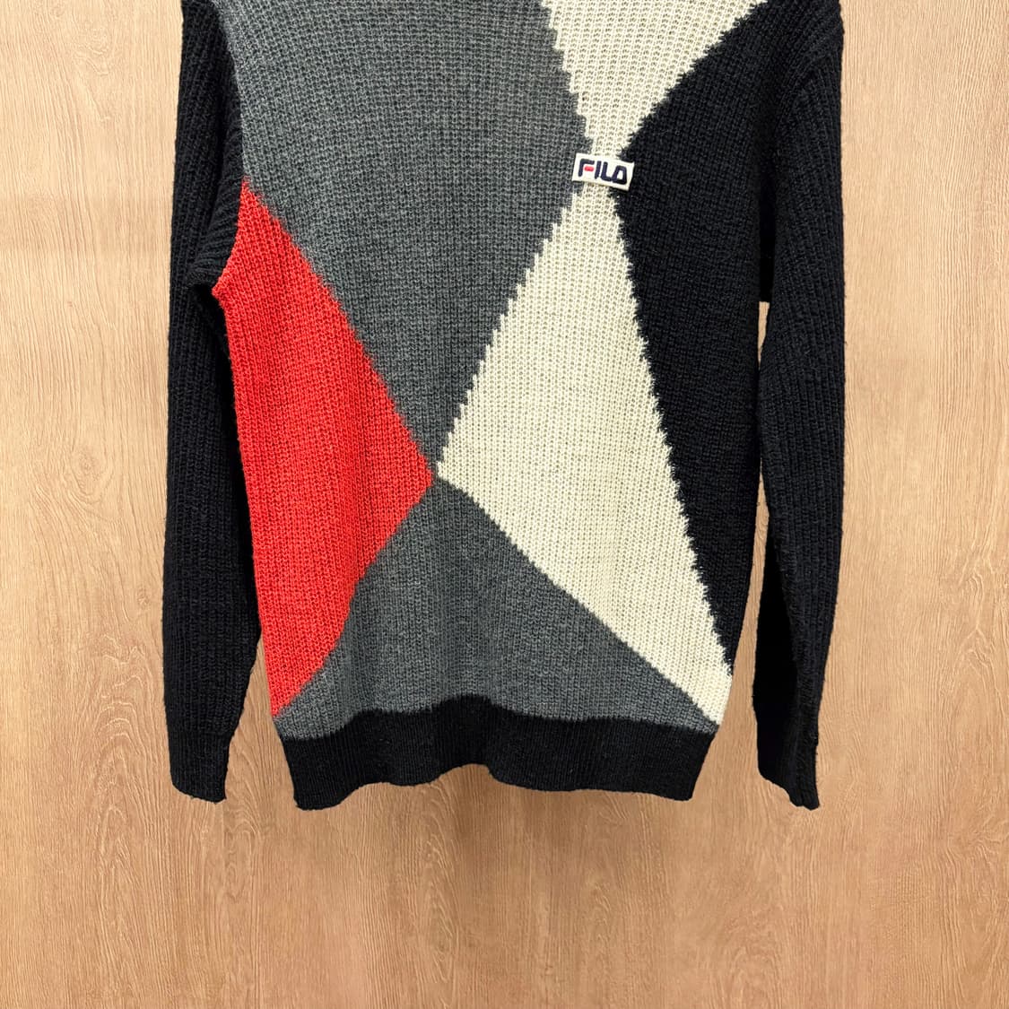 휠라 라운드넥 긴팔 니트 기하학 컬러 블록 패턴 로고 패치 디테일 블랙 상품이미지5