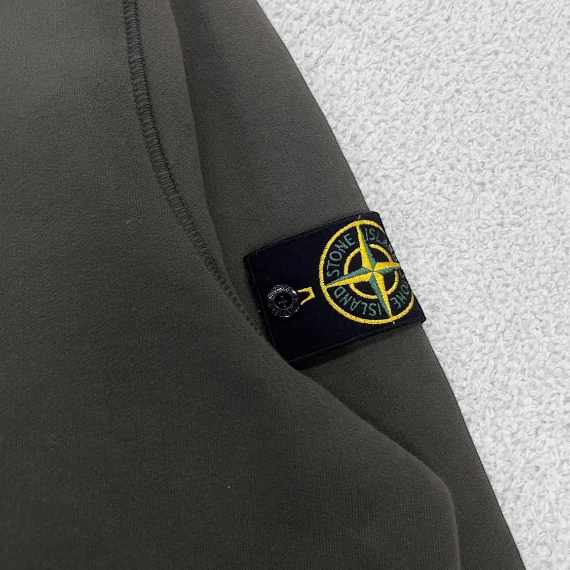 스톤아일랜드 와펜 패치 크루넥 맨투맨 카키 상품이미지2