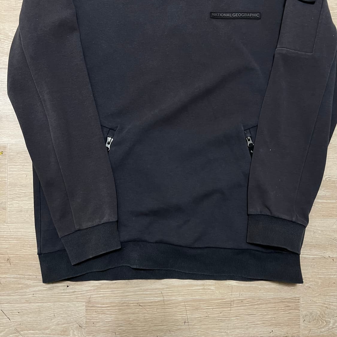내셔널지오그래픽 로고 와펜 맨투맨 크루넥 티셔츠 [차콜] XL/105 상품이미지3