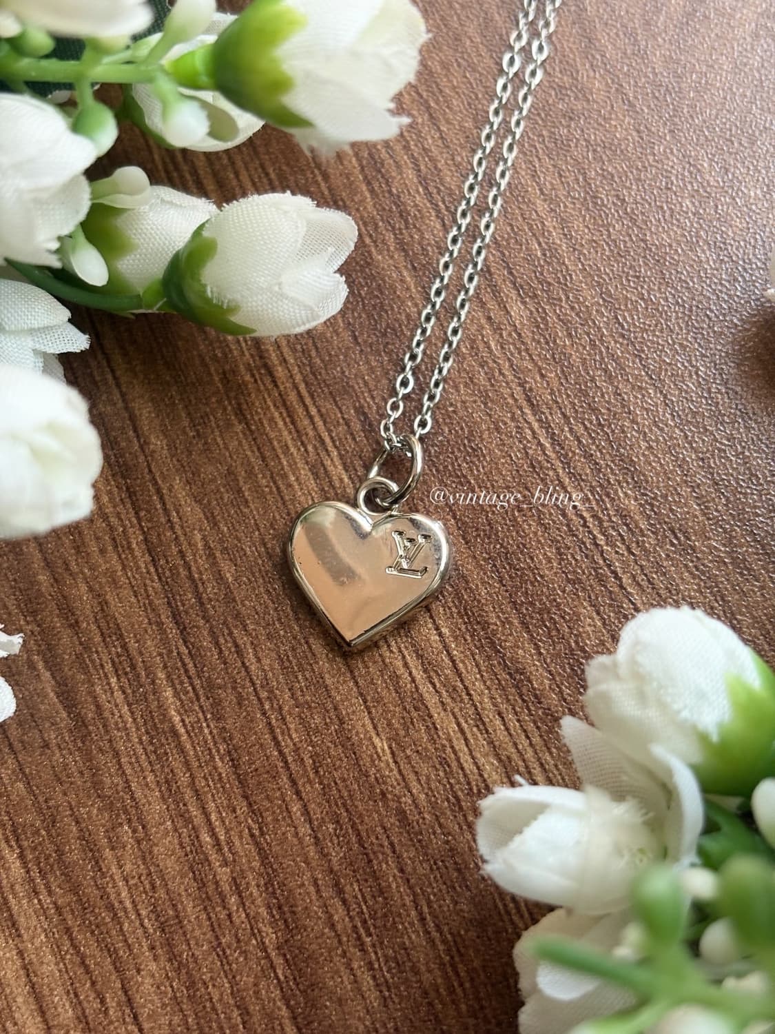 루이비통 하트 음각로고 실버 목걸이 상품이미지2