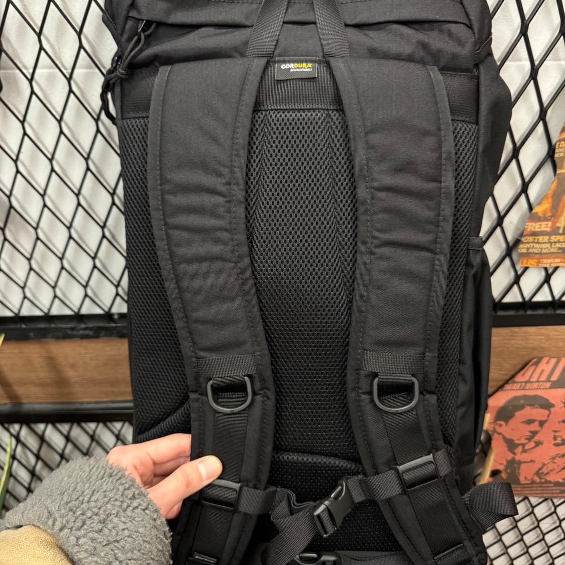 24F/W 슈프림 메쉬 백팩 전면 리플렉티브 디테일 블랙 상품이미지8