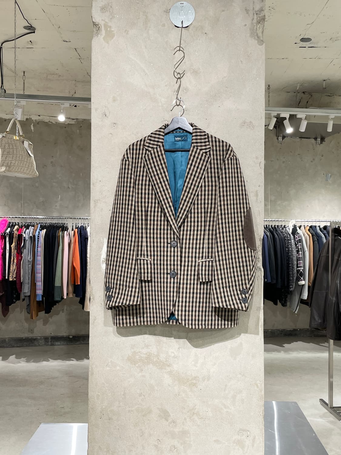 컬러 20F/W 브라운 암 레더 패치 체크 블레이저 상품이미지1