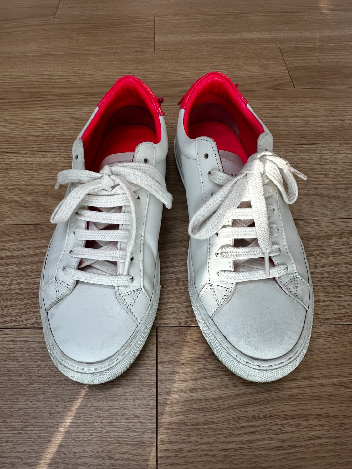 지방시 스니커즈 35반 사이즈 팝니다 상품이미지1