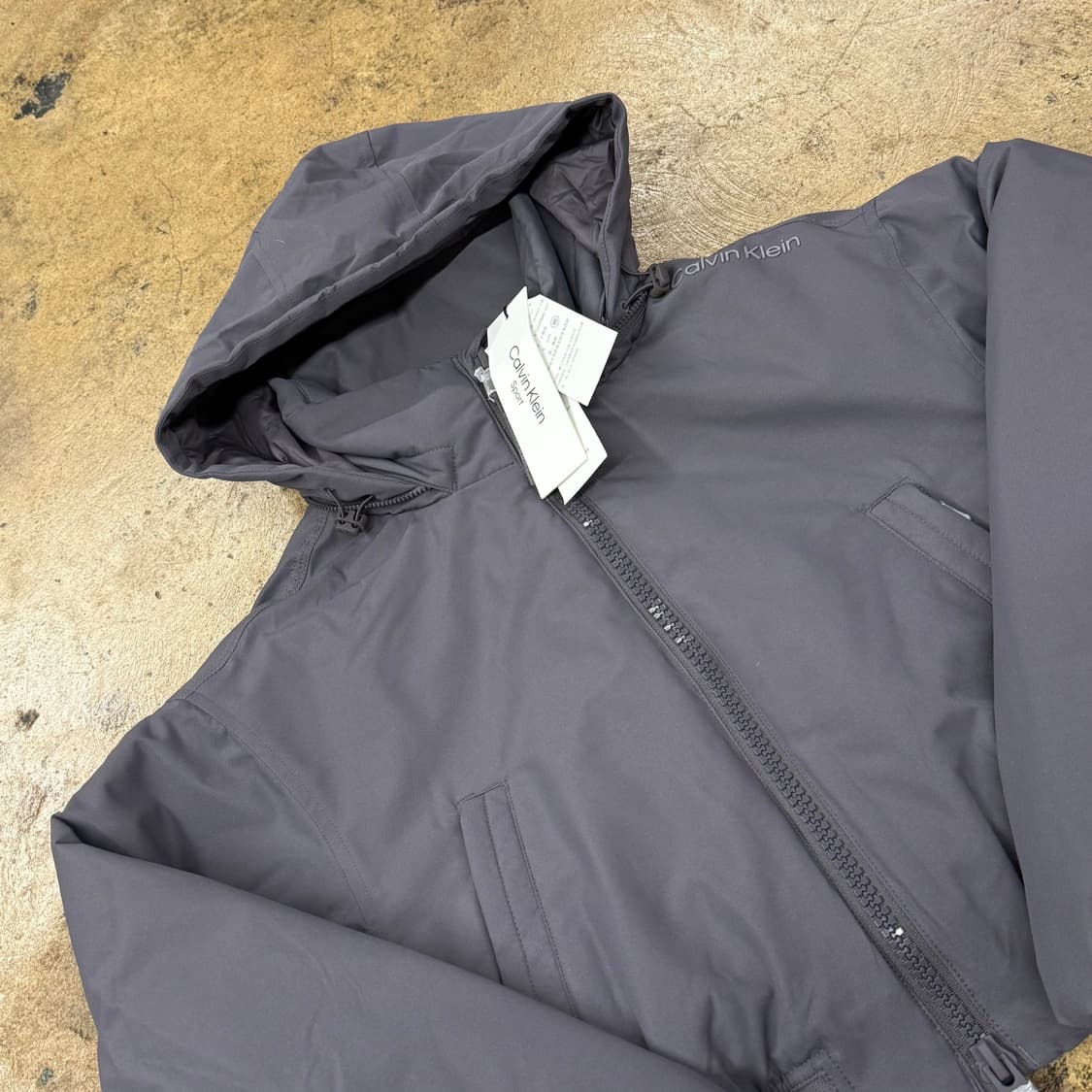 캘빈클라인 딥그레이 크롭 숏패딩  상품이미지1