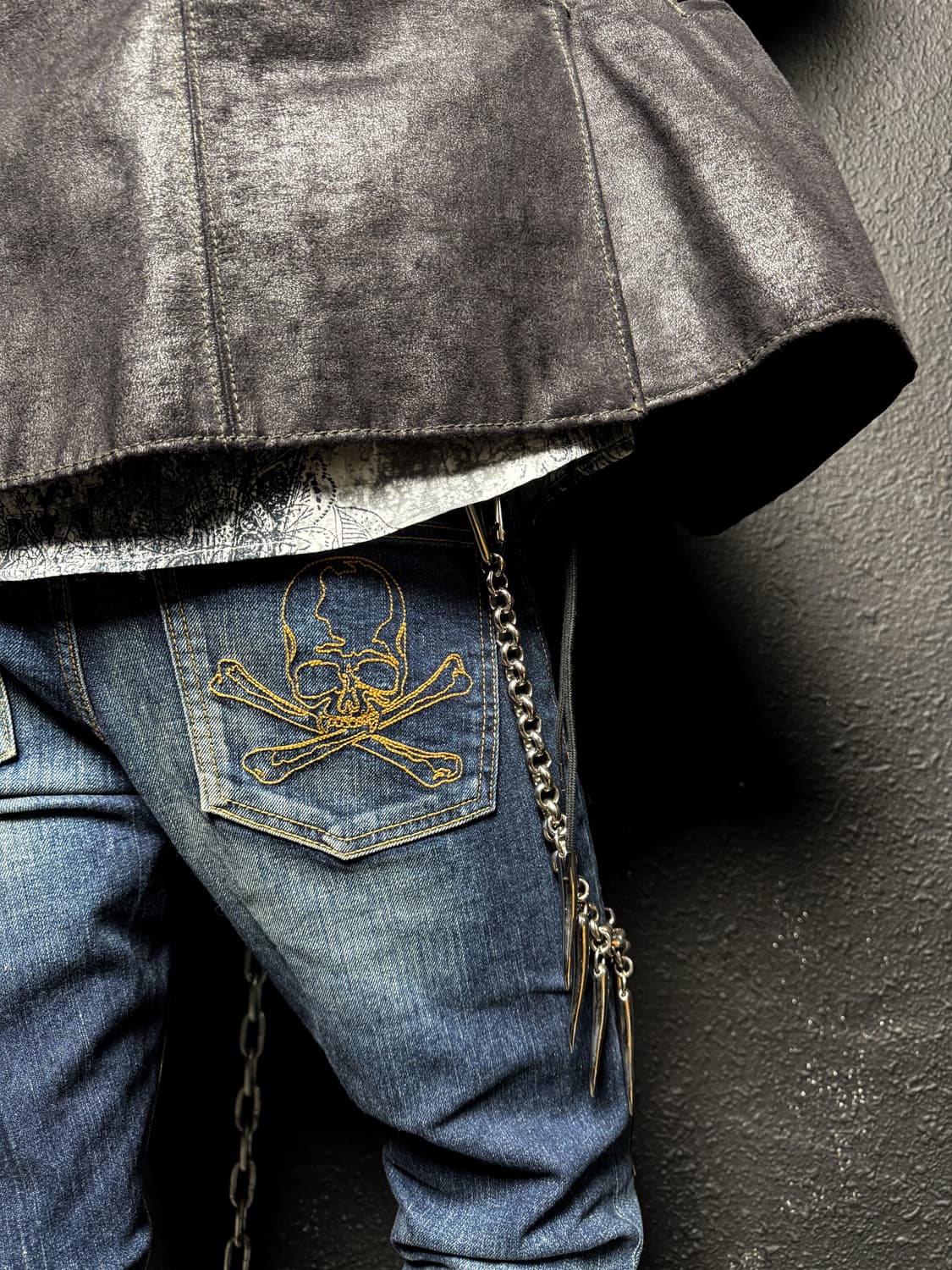 ROEN – Skull Leather Patch Denim shorts  상품이미지5