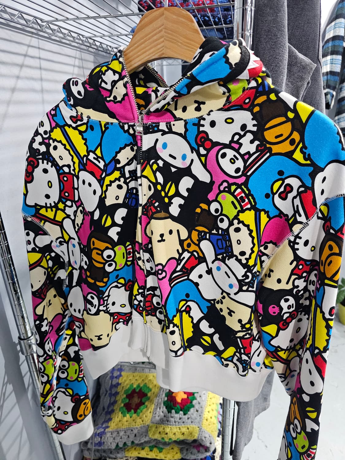 베이프 산리오 콜라보 샤크 후드 집업 크롭 상품이미지3