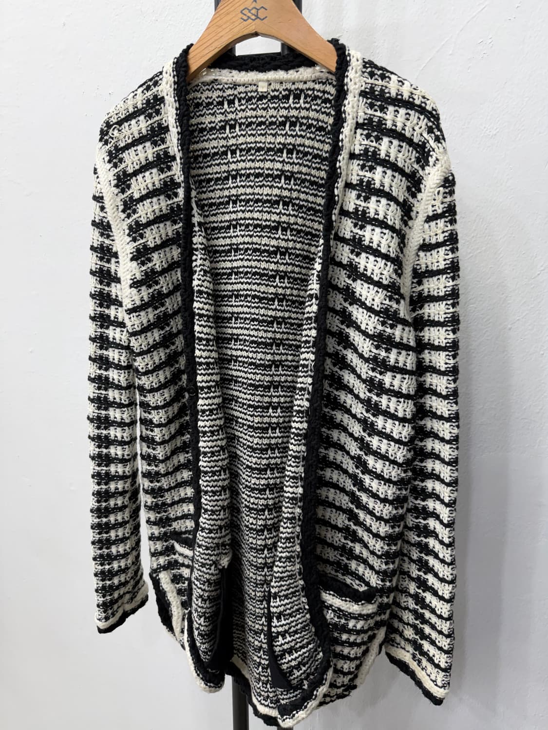 정품) 마쥬 오픈식 블랙 화이트 패턴 니트 가디건 1 상품이미지3