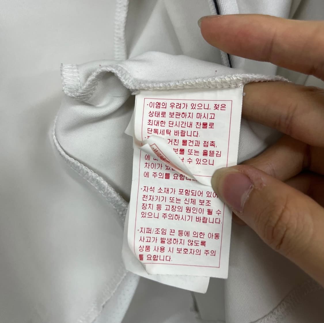 데상트 화이트 러닝 트레이닝탑 져지 상품이미지4