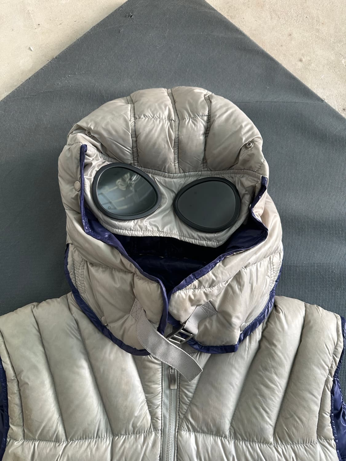 CP컴퍼니 고글 후드 패딩 조끼 90-95 상품이미지4