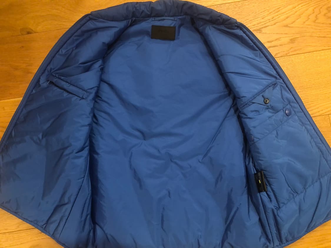 Prada 패치 로고 패딩 조끼 상품이미지5