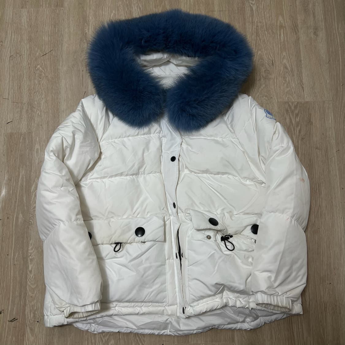 몽클레어 여성 로고 와펜 구스다운 숏패딩 3사이즈  상품이미지1