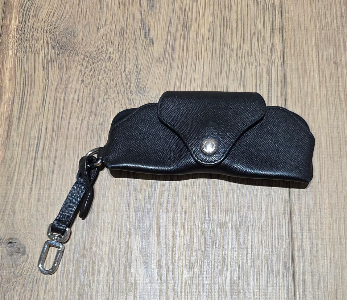 프라다 블랙 색상 가죽 안경 케이스입니다.  상품이미지1