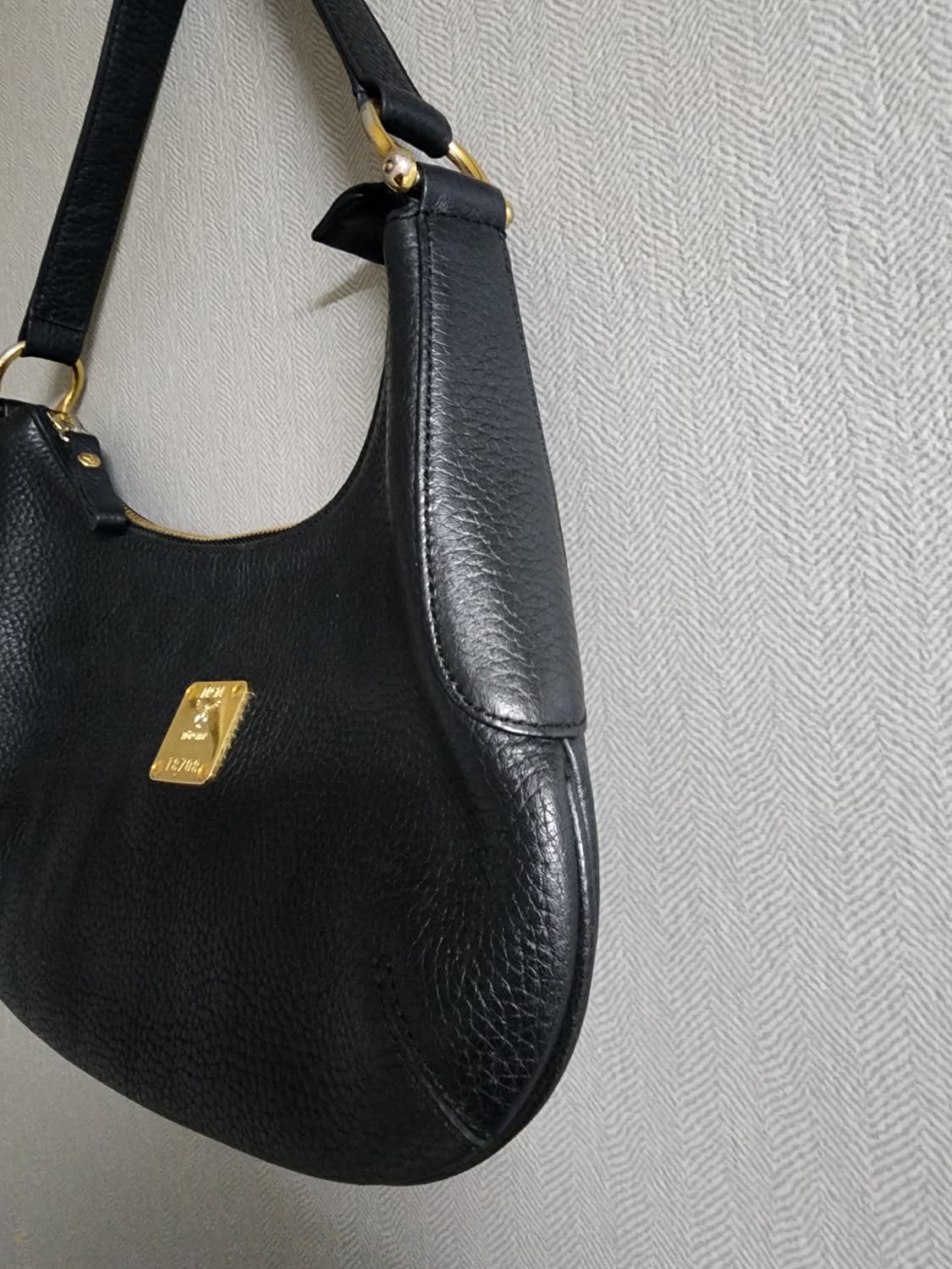 MCM 블랙 레더 숄더백 상품이미지5