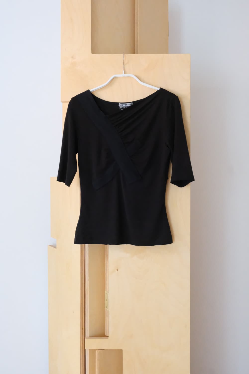 ISSEY MIYAKE Cross Strap Drape Top 상품이미지1