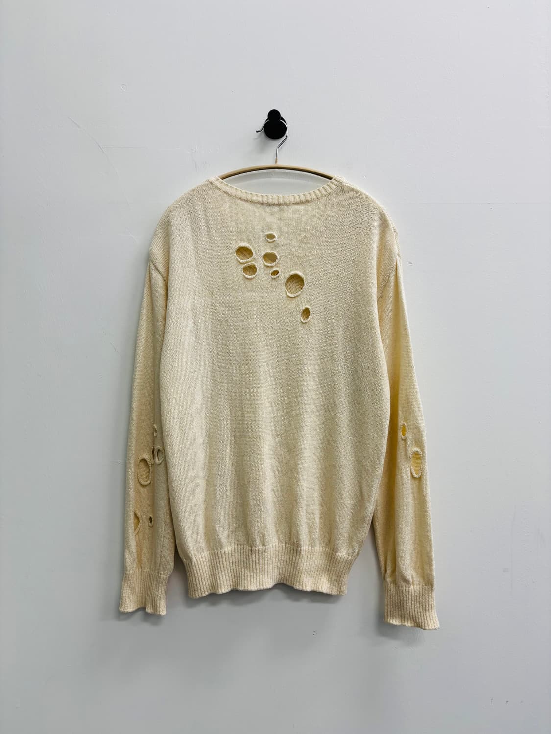 세릭 CERRIC 펀칭 데미지 브이넥 니트 상품이미지3