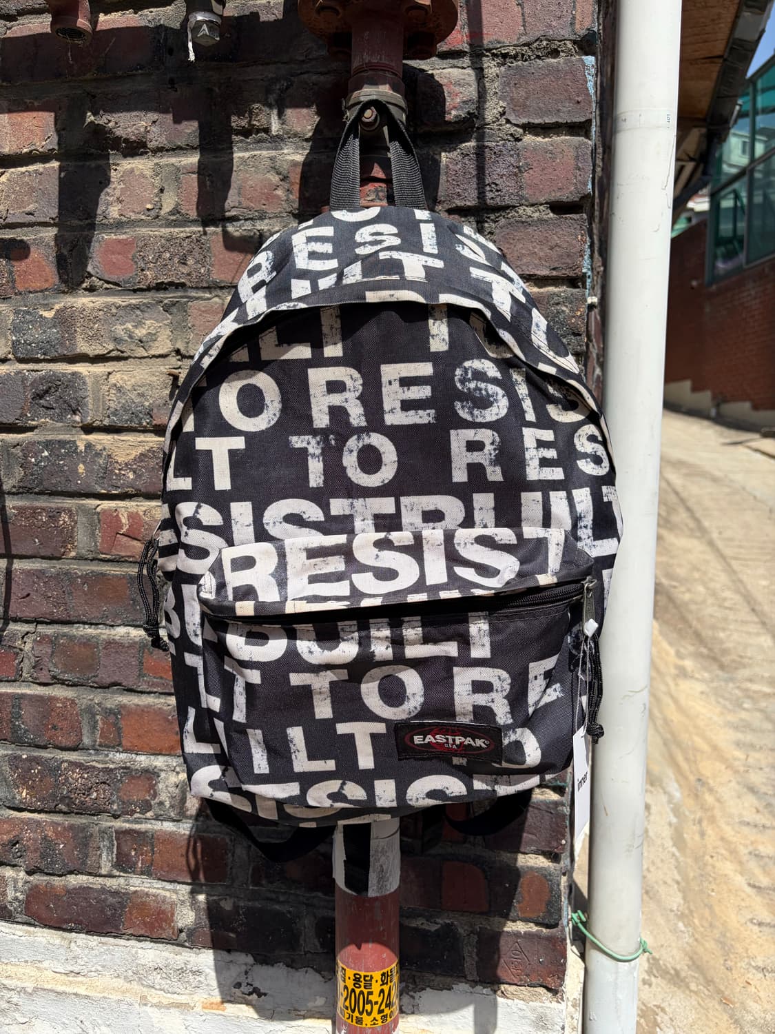 Eastpak 그래픽 타이포 패턴 백팩 상품이미지1