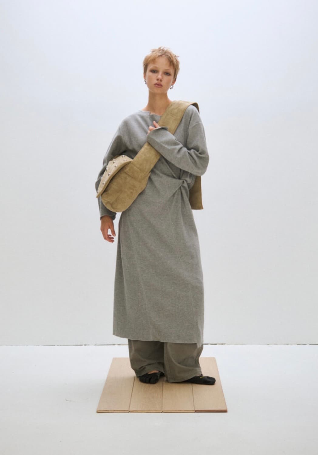 Plzproject 플리즈프로젝트 스터드 스웨이드 메신저백 샌드 상품이미지3