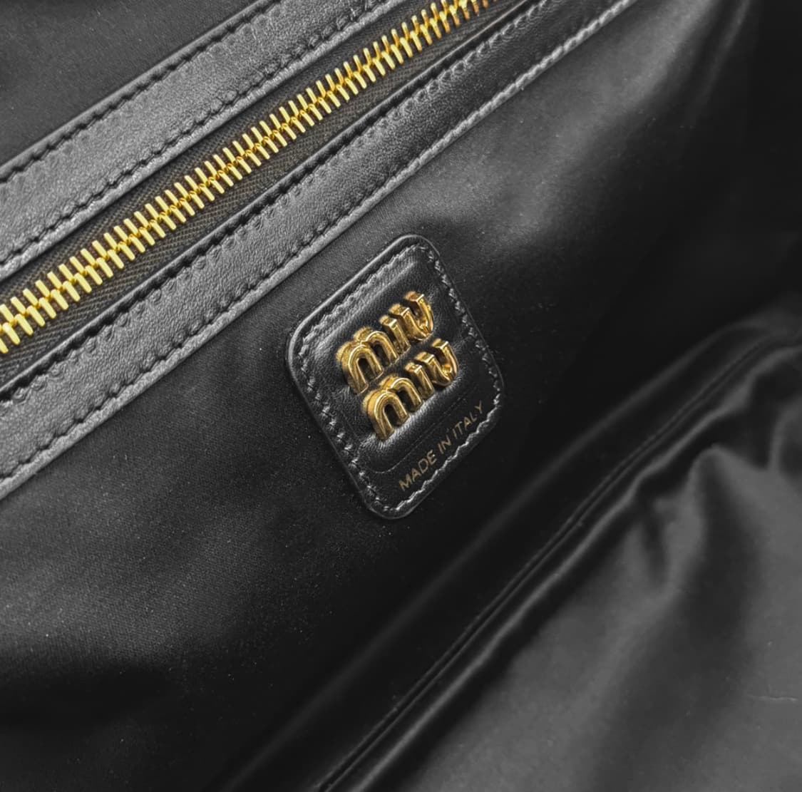 [OS] 미우미우 여성 나플락 페이턴트 레더 보 백 토트백 금장 블랙 상품이미지9