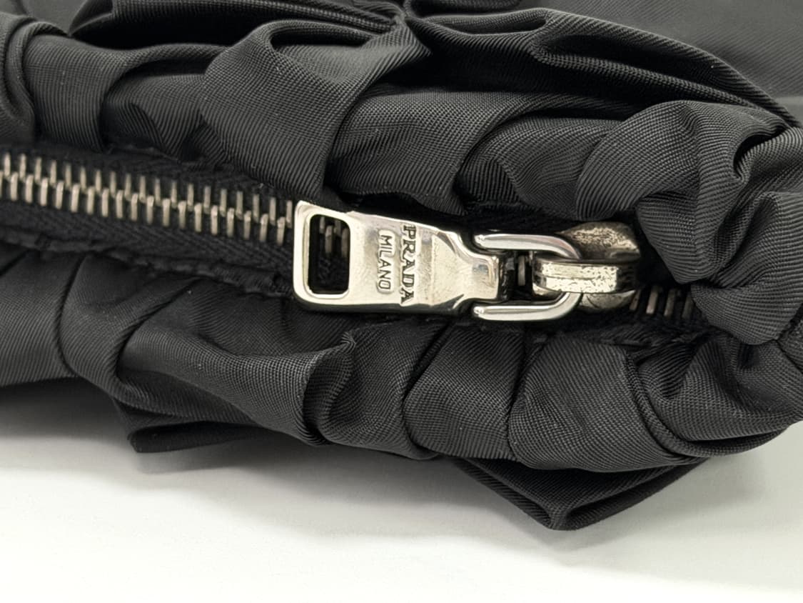 프라다 개더드 나일론 클러치 상품이미지5