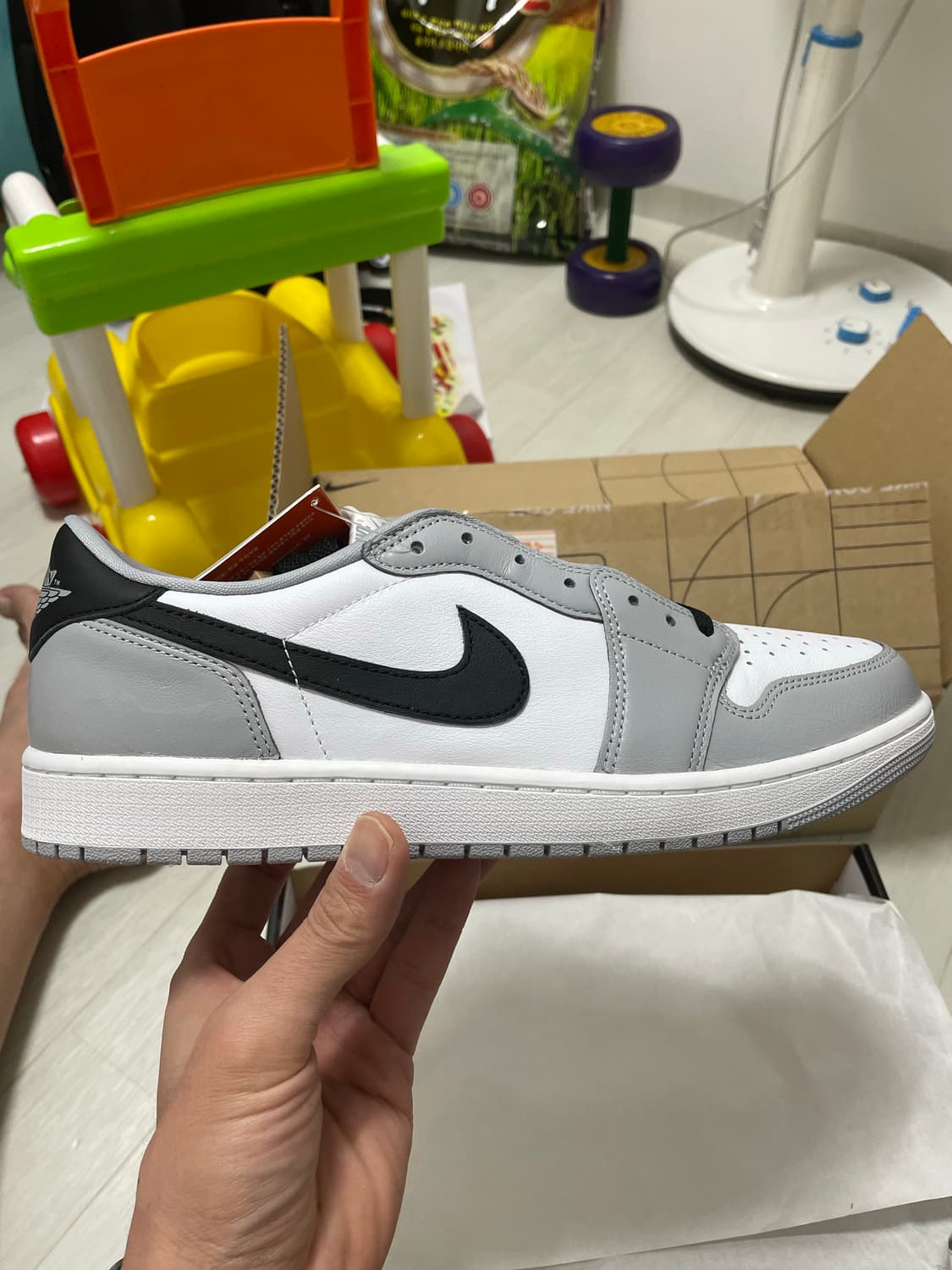 조던 1 레트로 로우 OG 울프 그레이 앤 화이트 300 상품이미지3