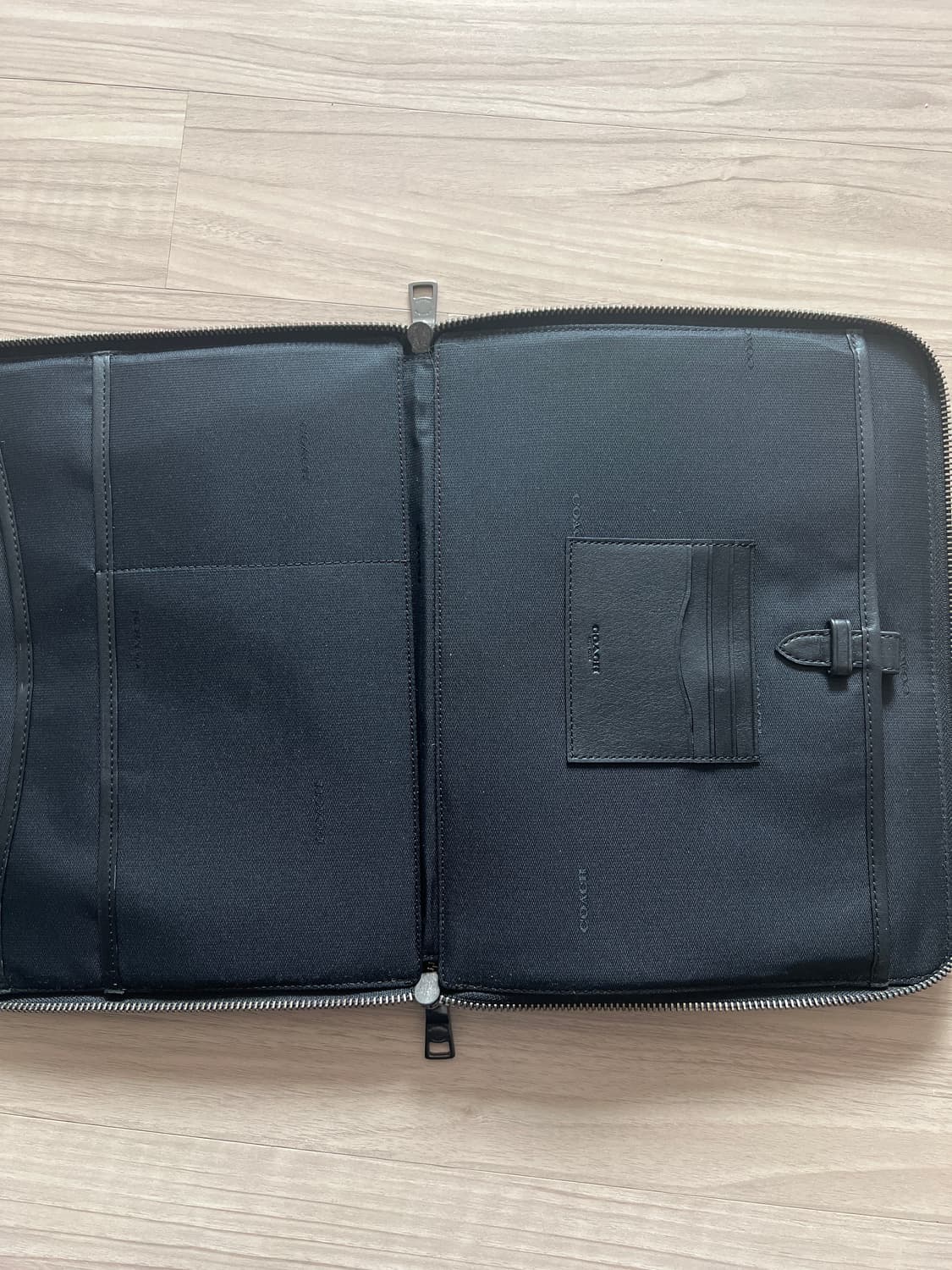 코치 아이패드 케이스 11인치 상품이미지3