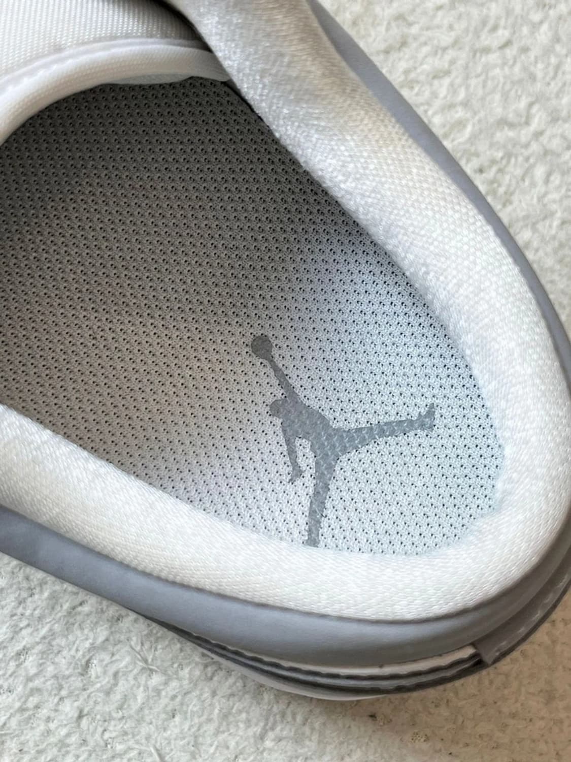 에어 조던 1 로우 화이트 울프 그레이 A1832 상품이미지9