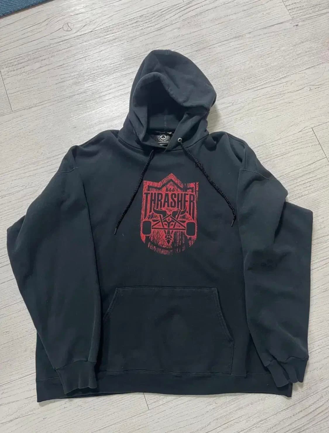 트래셔 블랙 후드티 레드 프린팅 상품이미지1