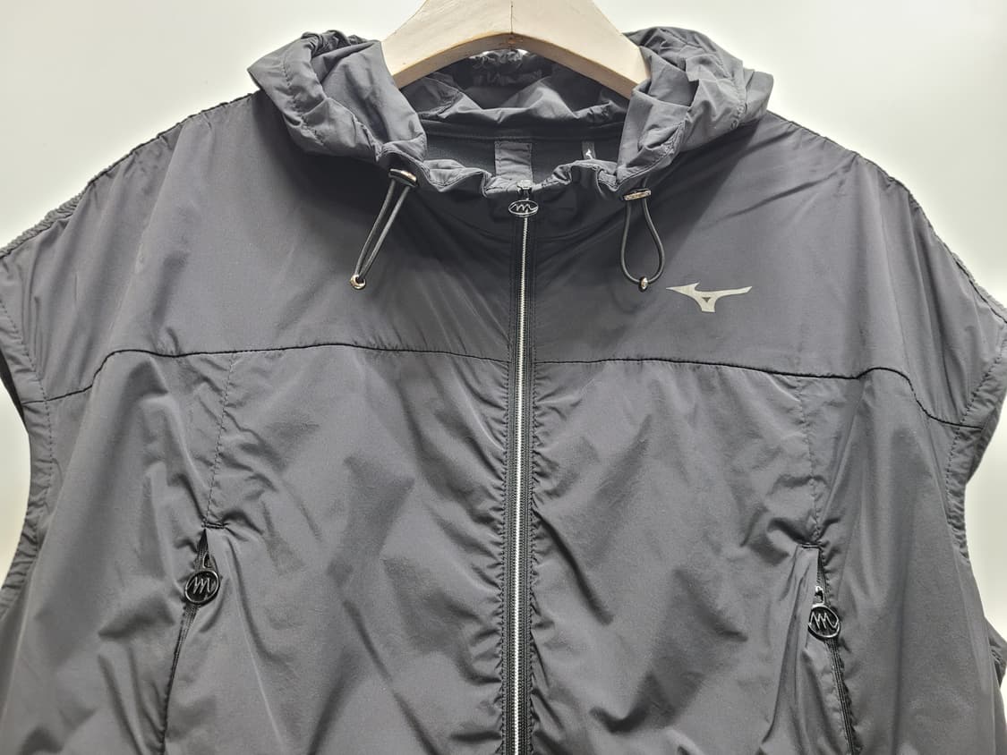 MIZUNO 23SS 미즈노 골프 우븐 후드 베스트 / 여 S 블랙
z3 상품이미지3