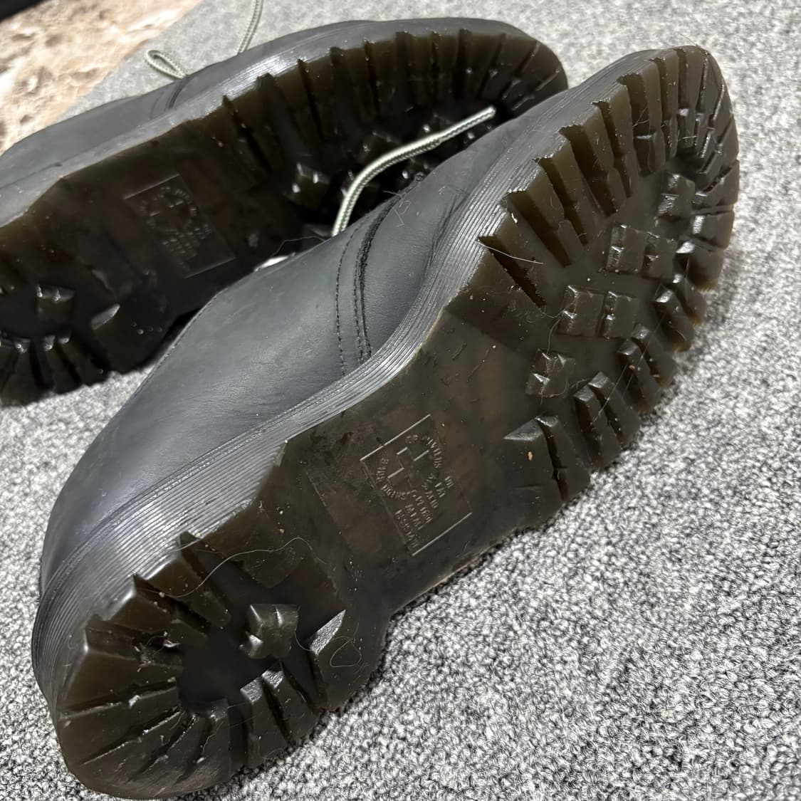 닥터마틴 X 디스이즈네버댓 1461 왁스드 풀 그레인 블랙 디네댓 로퍼 상품이미지4