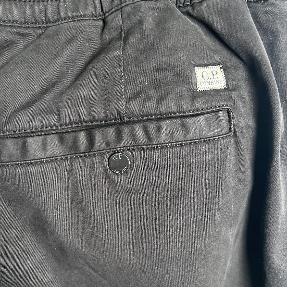 CP컴퍼니 스트레치 새틴 비대칭 지퍼 포켓 카고 팬츠 52 상품이미지8