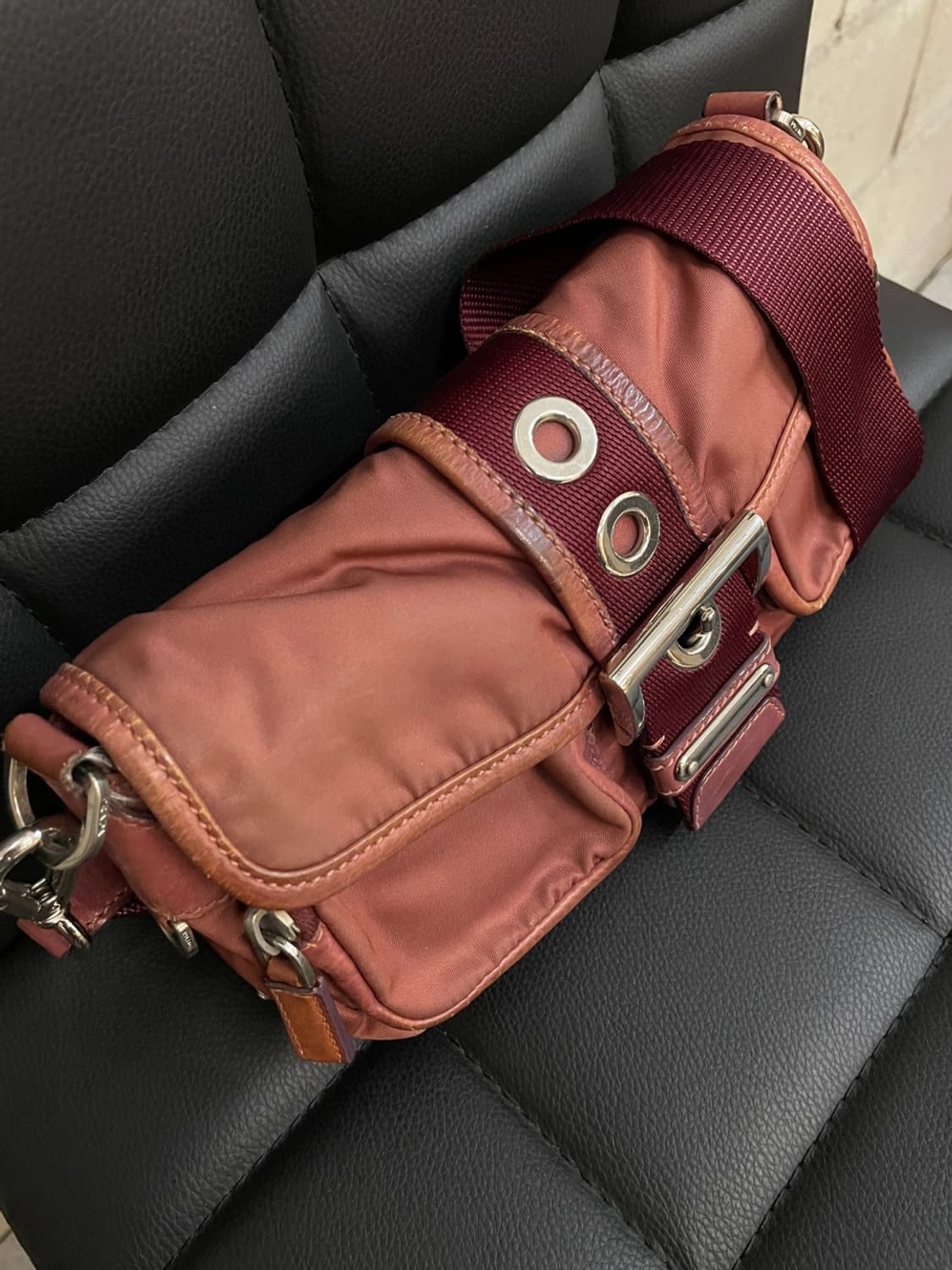 프라다 테수토 삼각 로고 숄더 백 상품이미지2