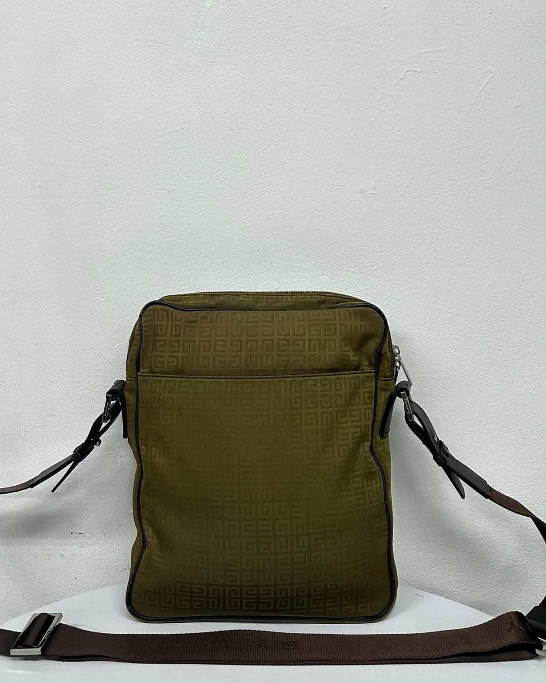 지방시 모노그램 크로스백 상품이미지4