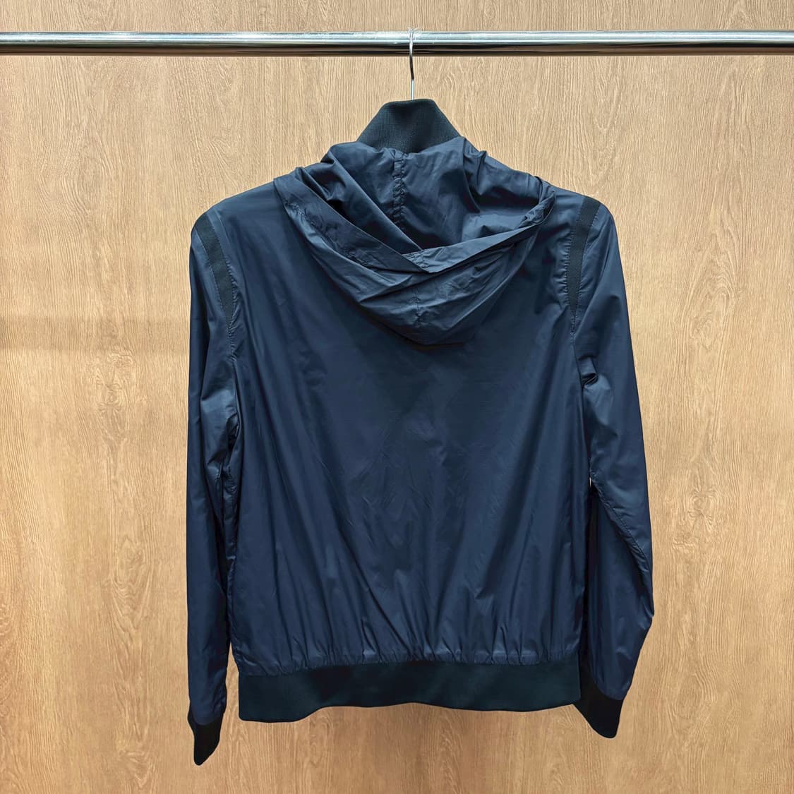 아르마니 익스체인지 긴팔 후드 집업 사이드 로고 레터링 디테일 블랙 상품이미지3