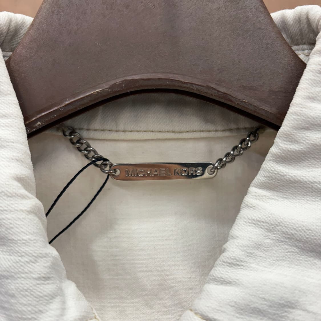 마이클코어스 스트레치 데님 트러커 자켓 스티치 메탈 버튼 디테일 화이트 상품이미지6