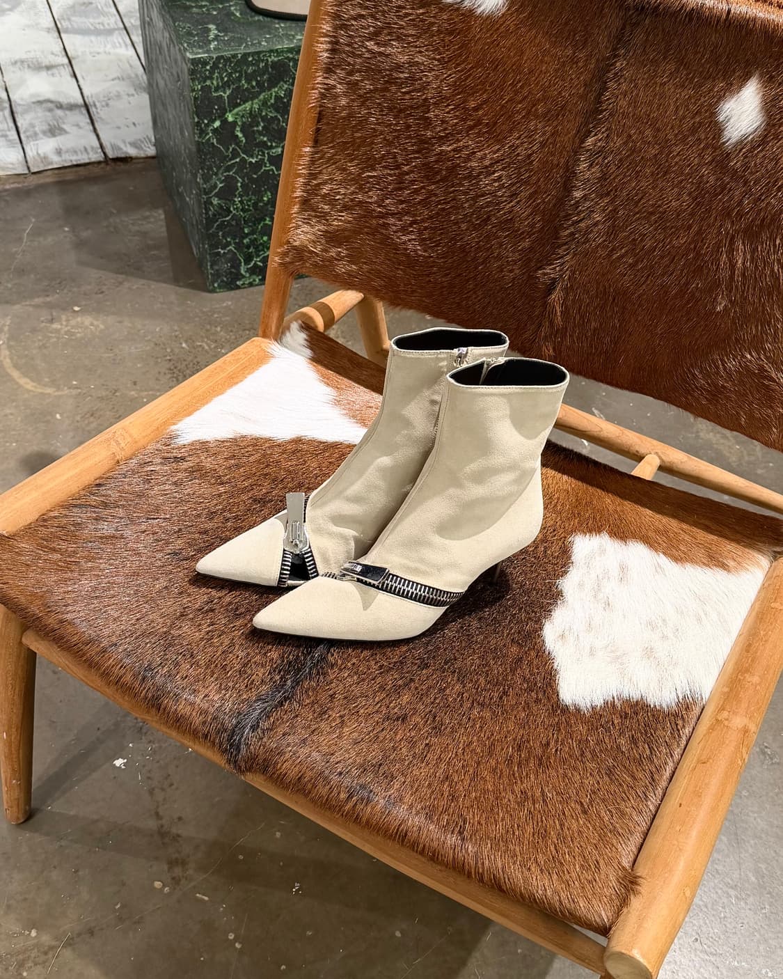 코페르니 베이지 스웨이드 지퍼디테일 앵클부츠 상품이미지1