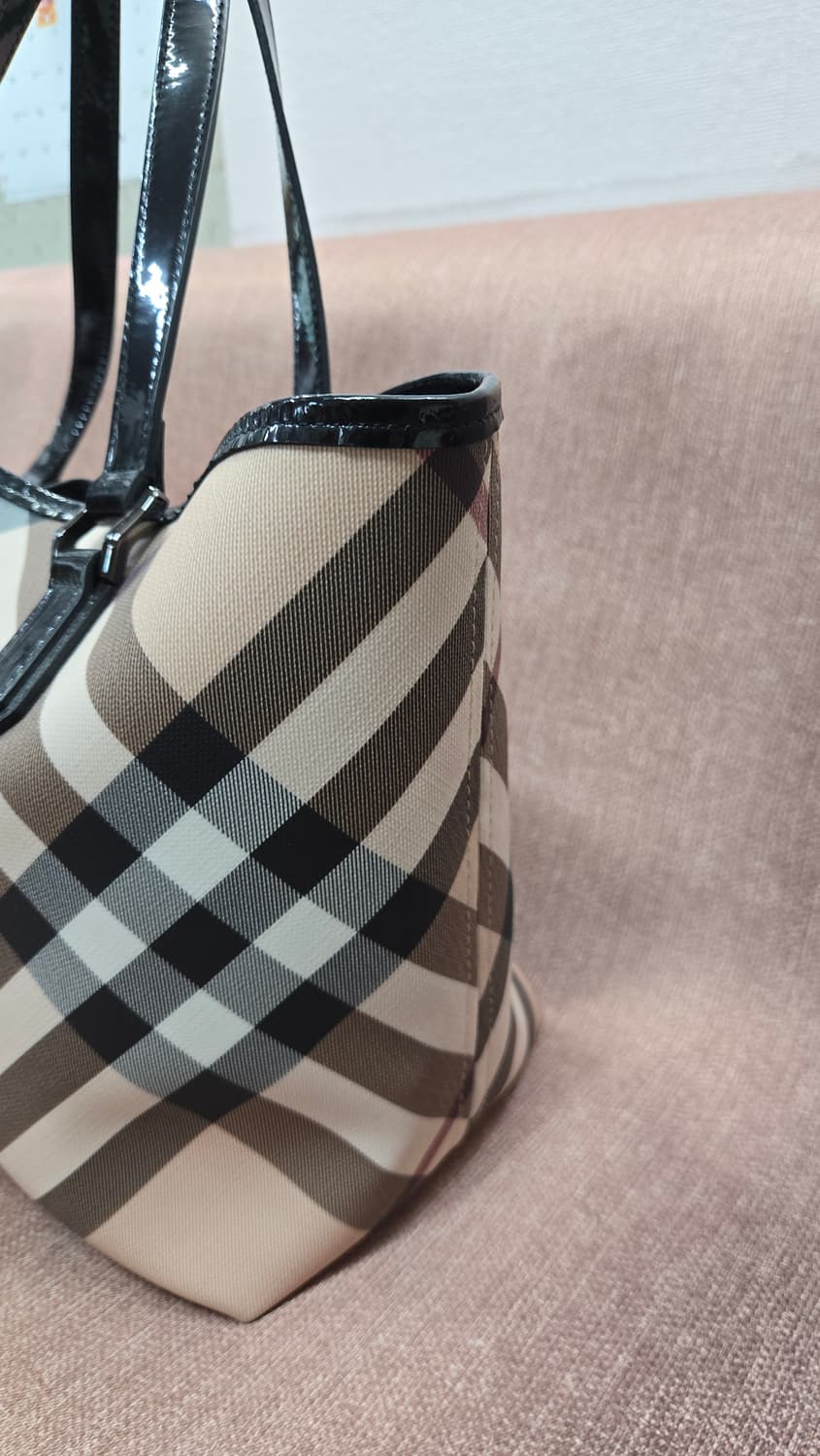 버버리 정품 노바 체크 토트 숄더백- 코팅된 캔버스 베이지색 오트  상품이미지1