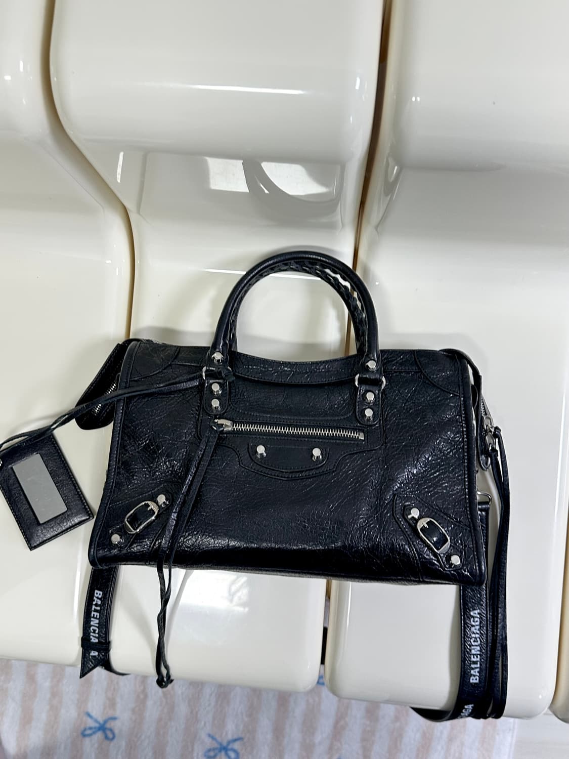 [SA 정품] 발렌시아가 시티 모터백 스몰 로고스트랩 상품이미지5