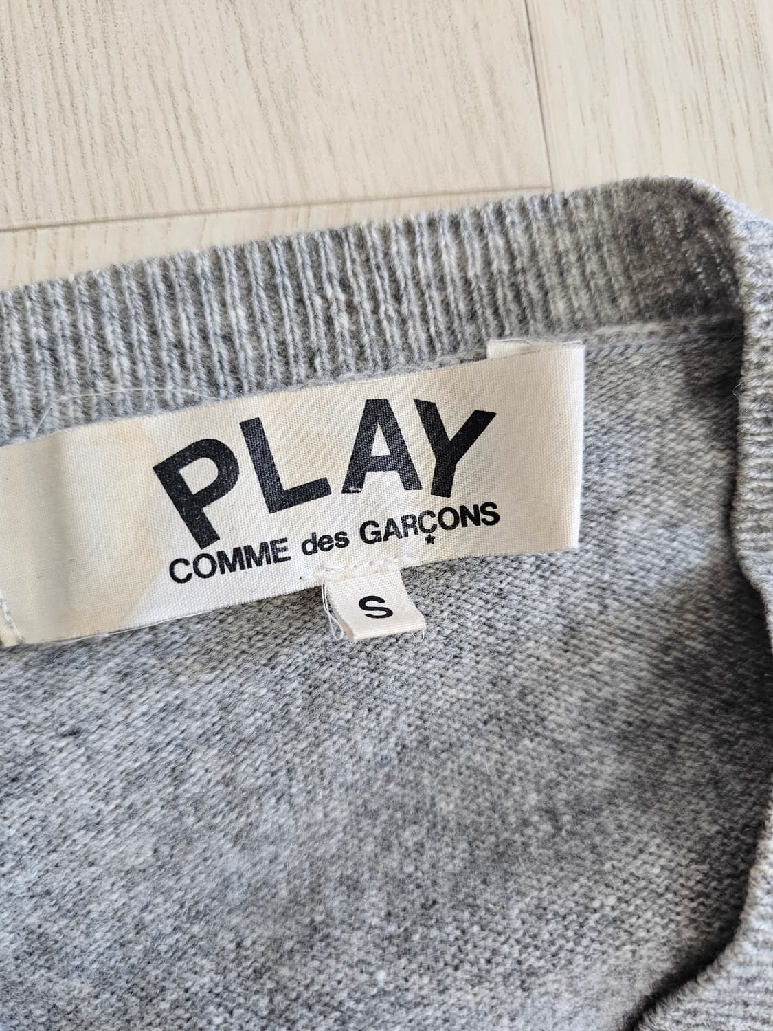꼼데가르송 PLAY 브이넥 니트 S 상품이미지4