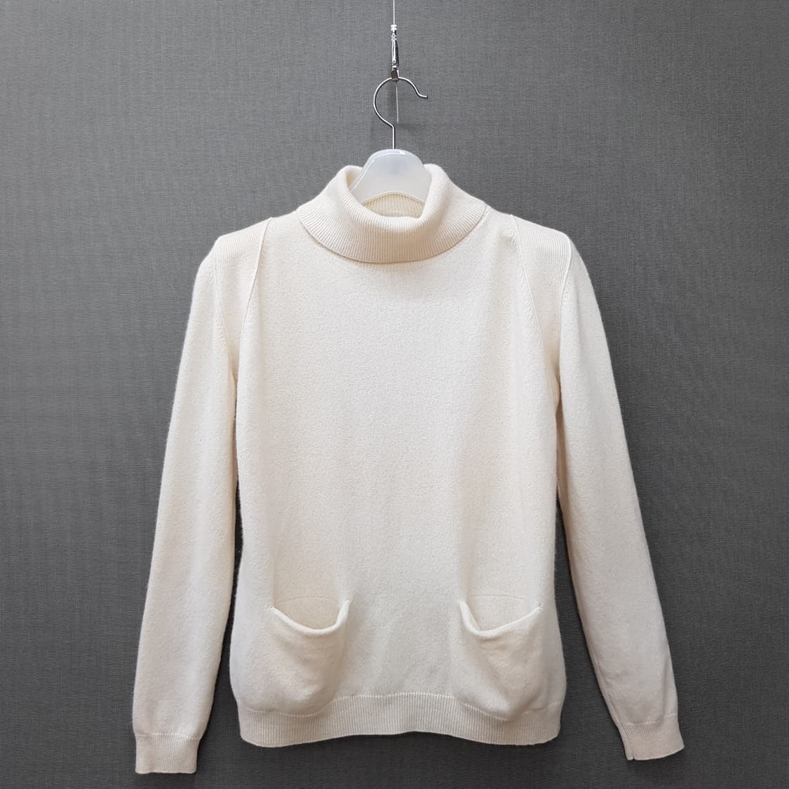 베르니스 캐시미어 100 아이보리 터틀넥 포켓 니트 XS사이즈 상품이미지1