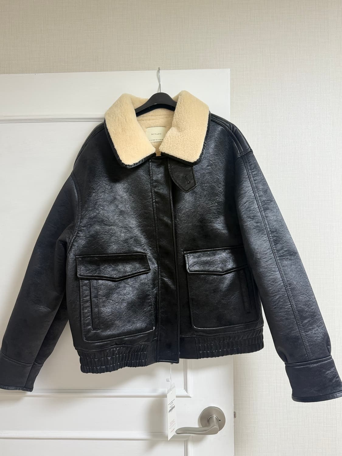 시야쥬 페이크 무스탕 봄버 자켓 팝니다. 상품이미지1