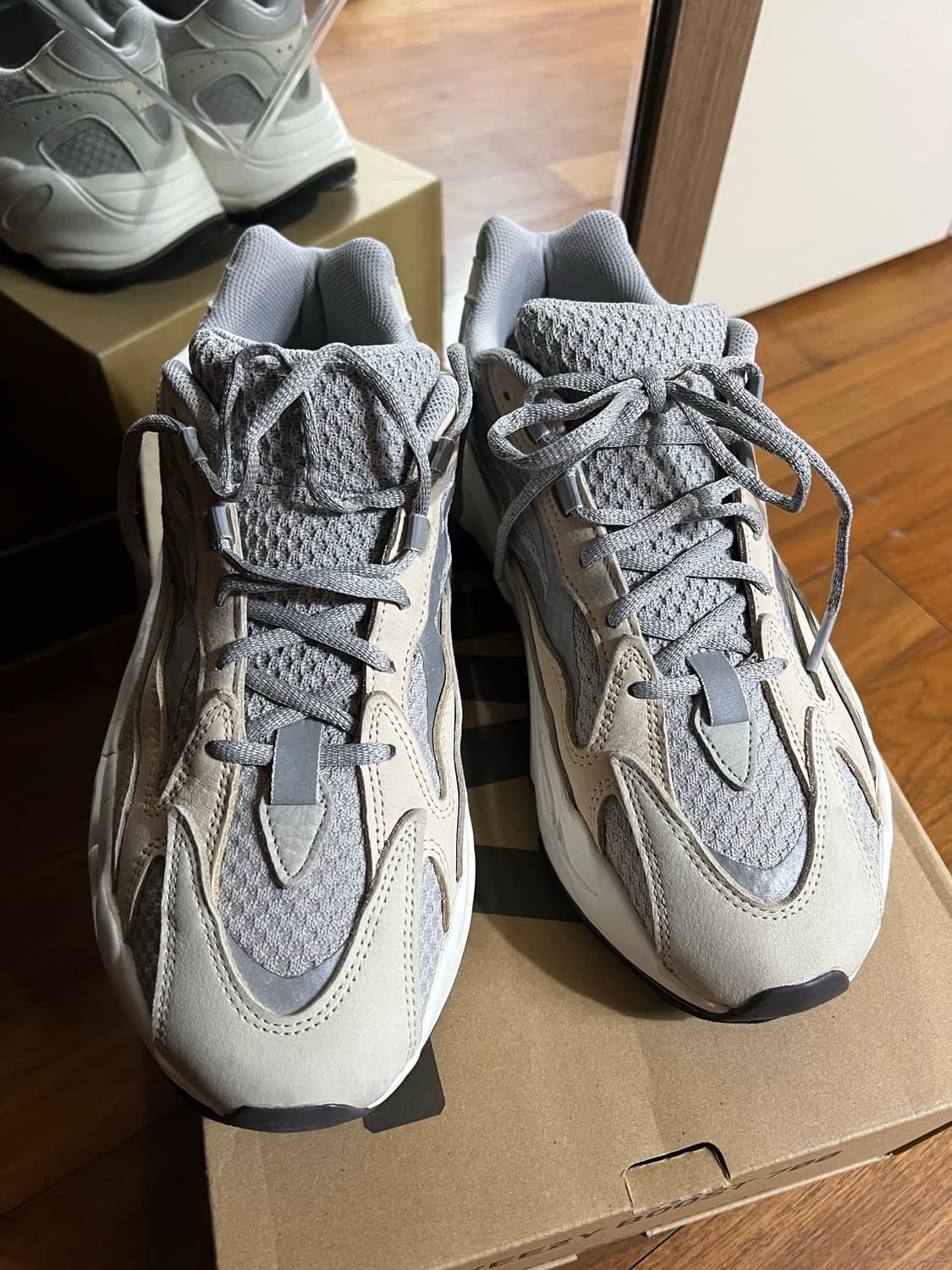 이지부스트 700 v2 크림 상품이미지2